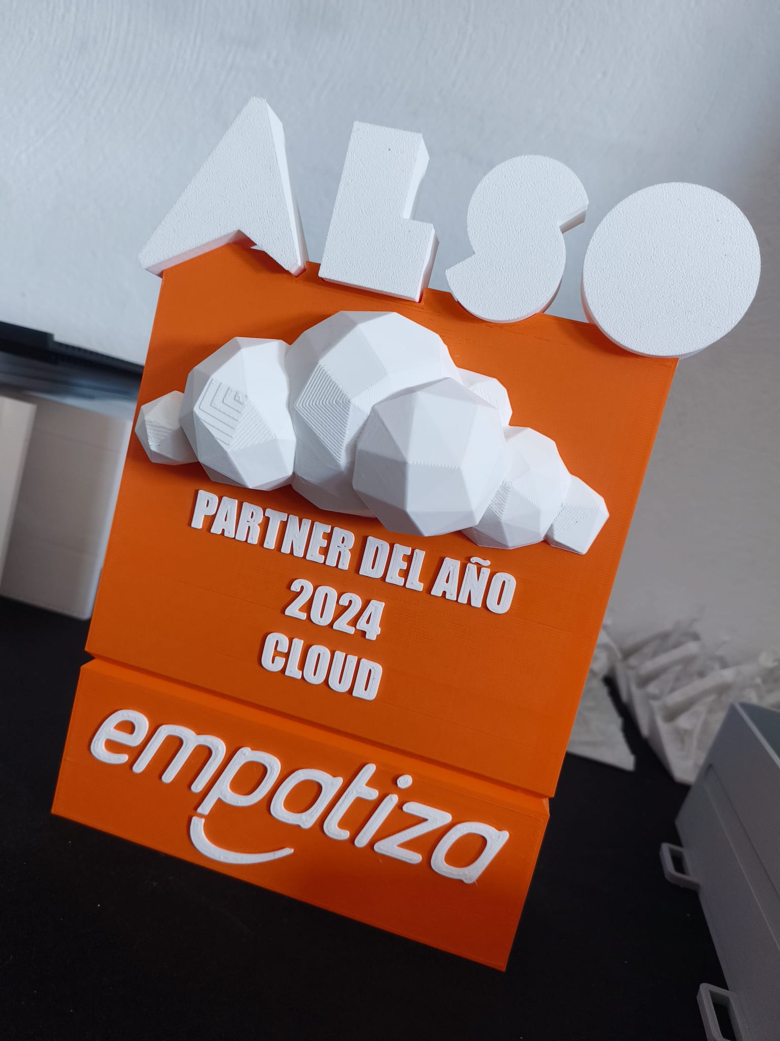 Trofeo corporativo personalizado impreso en 3D para Empatiza Partner del Año 2024