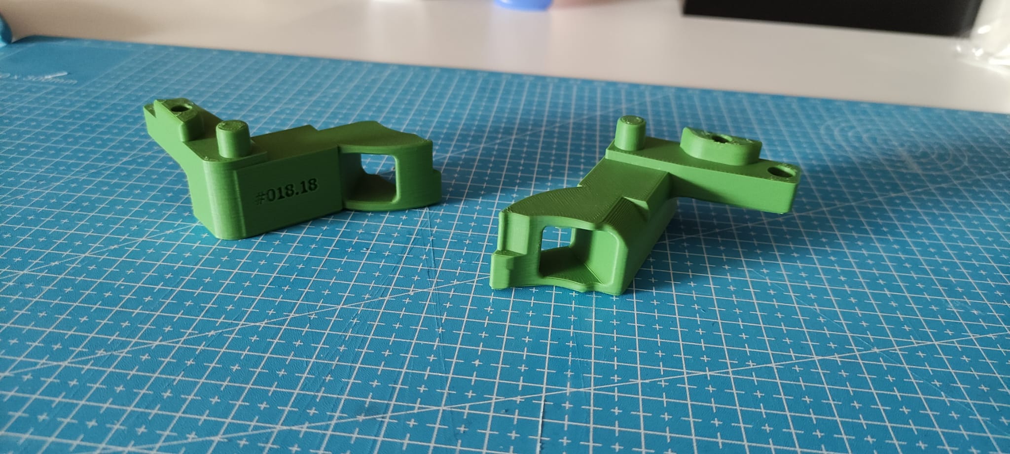 Piezas técnicas verdes con número de serie impresión 3D